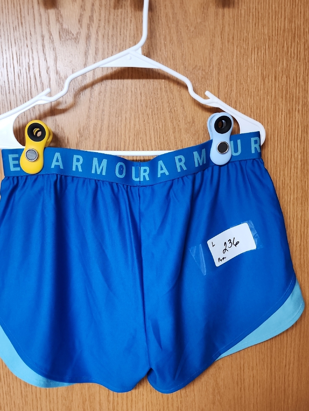Under Armour Athletic Shorts w Light Blue Trim and pockets womens L number 487